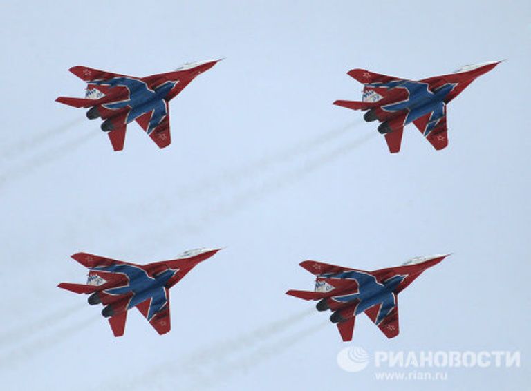Тренировочные полеты пилотажных групп Русские Витязи и Стрижи Тренировочные полеты пилотажных групп Русские Витязи и Стрижи