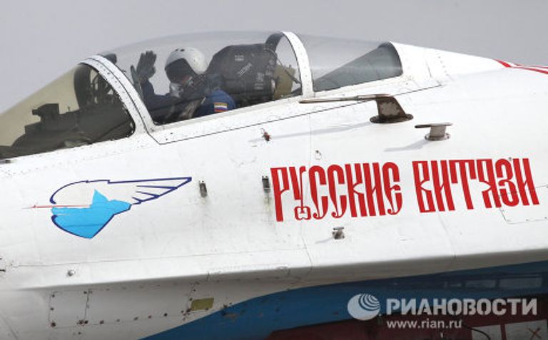 Тренировочные полеты пилотажных групп Русские Витязи и Стрижи Тренировочные полеты пилотажных групп Русские Витязи и Стрижи