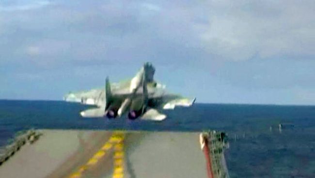 Торможение гаком и другие особенности палубных Су-33