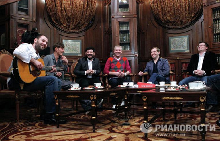 Президент РФ Д.Медведев встретился с участниками проекта Comedy club Президент РФ Д.Медведев встретился с участниками проекта Comedy club