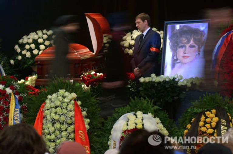 Прощание с актрисой Людмилой Гурченко в Центральном доме литераторов в Москве Прощание с актрисой Людмилой Гурченко в Центральном доме литераторов в Москве