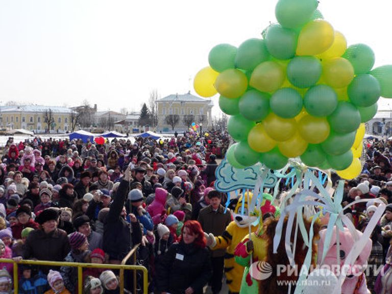 Шествие сказочных персонажей в Костроме Шествие сказочных персонажей в Костроме