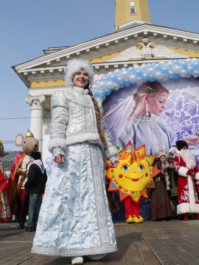 Шествие сказочных персонажей в Костроме Шествие сказочных персонажей в Костроме