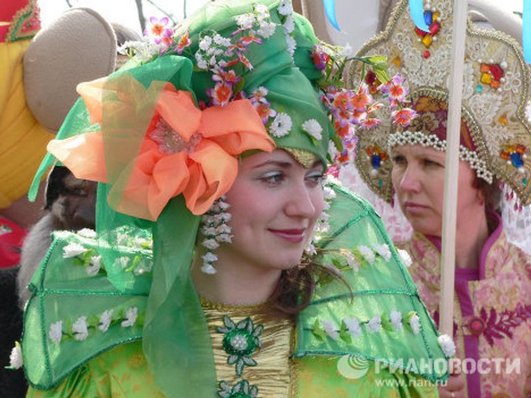 Шествие сказочных персонажей в Костроме Шествие сказочных персонажей в Костроме