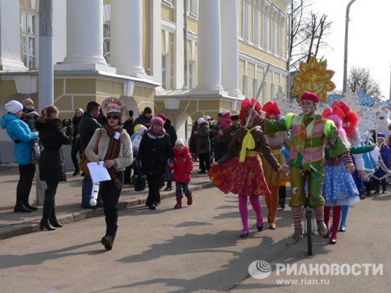 Шествие сказочных персонажей в Костроме Шествие сказочных персонажей в Костроме