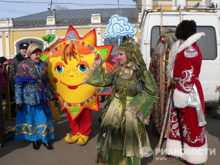 Шествие сказочных персонажей в Костроме Шествие сказочных персонажей в Костроме
