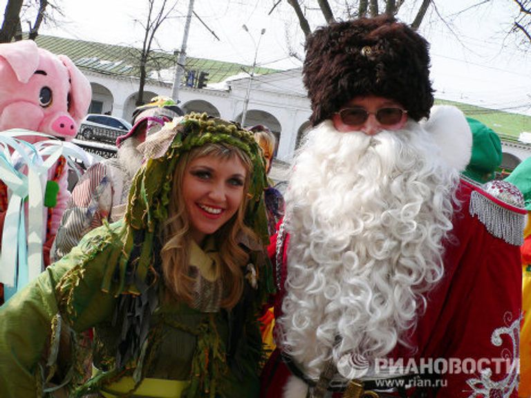 Шествие сказочных персонажей в Костроме Шествие сказочных персонажей в Костроме
