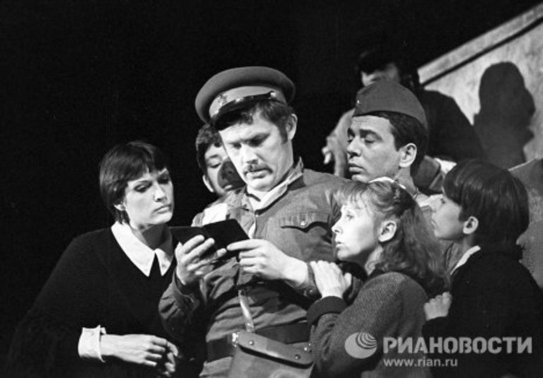 Сцена из спектакля Эшелон Сцена из спектакля Эшелон