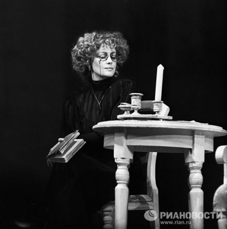 Актриса Марина Неелова в спектакле Три сестры Актриса Марина Неелова в спектакле Три сестры