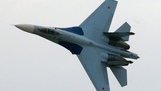 Истребитель СУ-27 в полете. Архивное фото