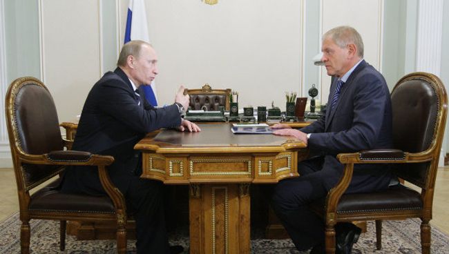 Премьер-министр РФ Владимир Путин проводит рабочую встречу с Андреем Крайним в Ново-Огарево Премьер-министр РФ Владимир Путин проводит рабочую встречу с Андреем Крайним в Ново-Огарево