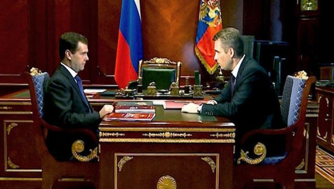 Медведев призвал чаще ограничивать в родительских правах, а не лишать их Медведев призвал чаще ограничивать в родительских правах, а не лишать их