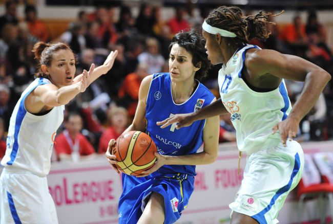 Игровой момент матча Рос Касарес - Саламанка