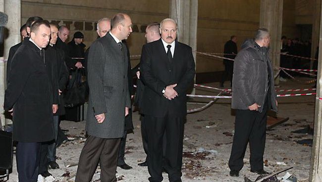 Президент Белоруссии Александр Лукашенко осматривает место взрыва на станции метро Октябрьская Президент Белоруссии Александр Лукашенко осматривает место взрыва на станции метро Октябрьская