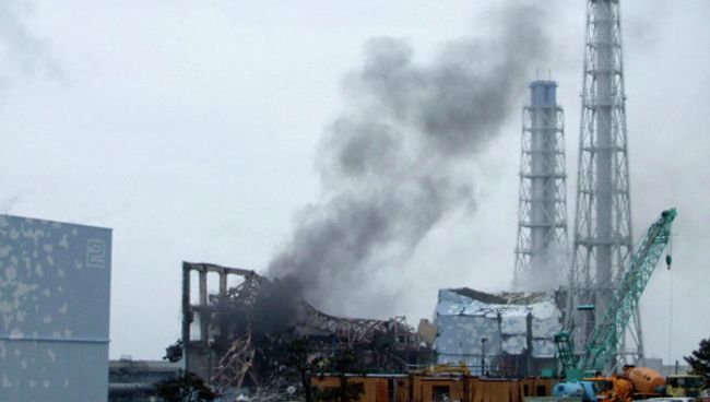 Дым над третьим блоком АЭС Фукусима-1 Дым над третьим блоком АЭС Фукусима-1