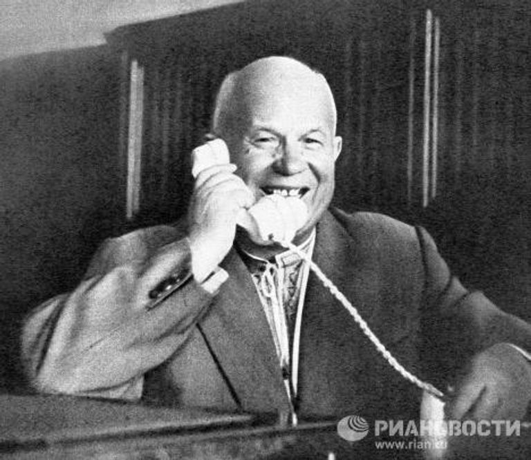 Хрущев говорит по телефону Гагариным Хрущев говорит по телефону Гагариным