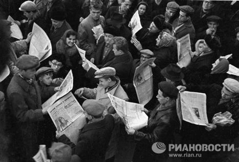 В день полета Юрия Гагарина в космос москвичи раскупили все газеты В день полета Юрия Гагарина в космос москвичи раскупили все газеты
