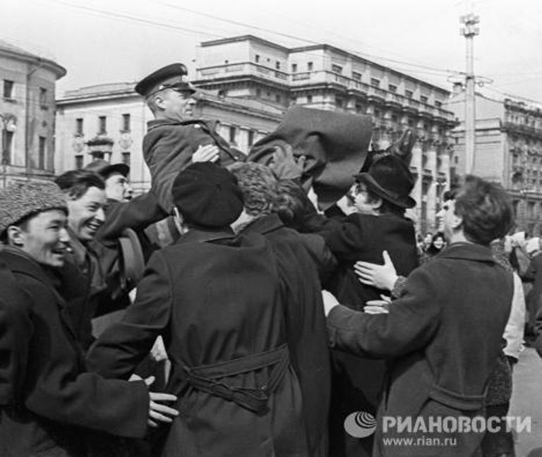 Москвичи на демонстрации в честь полета Юрия Гагарина в космос Москвичи на демонстрации в честь полета Юрия Гагарина в космос