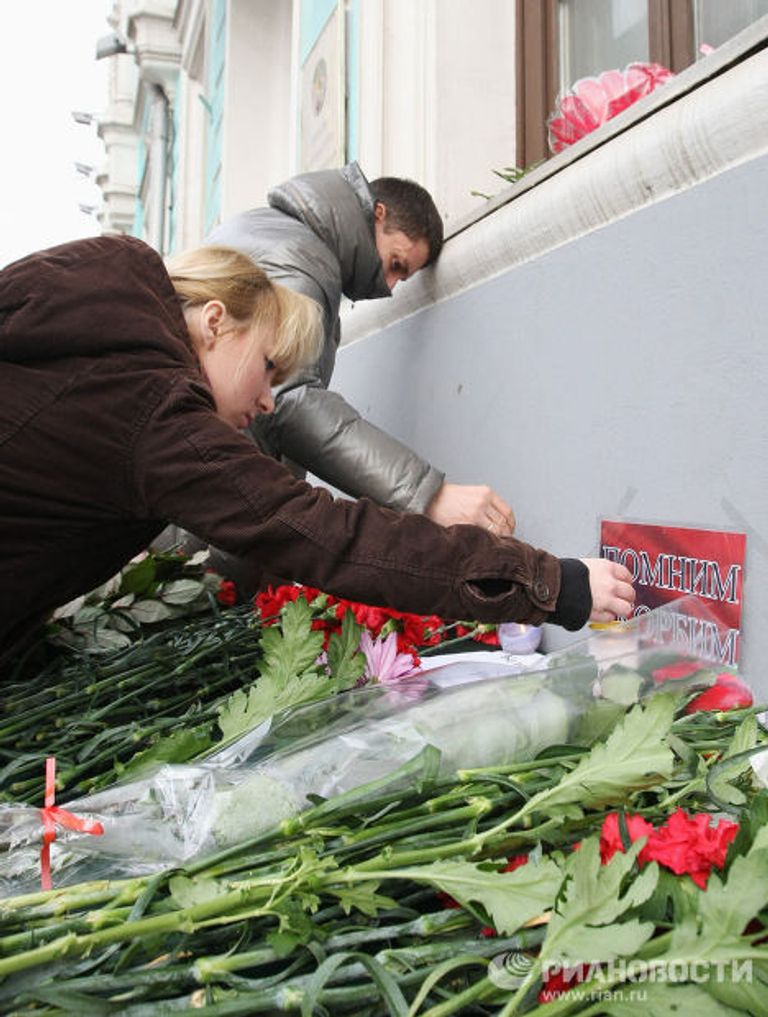 Цветы и свечи у посольства Белоруссии в Москве в память о погибших при взрыве в минском метро Цветы и свечи у посольства Белоруссии в Москве в память о погибших при взрыве в минском метро