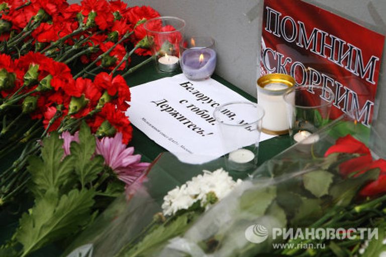 Цветы и свечи у посольства Белоруссии в Москве в память о погибших при взрыве в минском метро Цветы и свечи у посольства Белоруссии в Москве в память о погибших при взрыве в минском метро