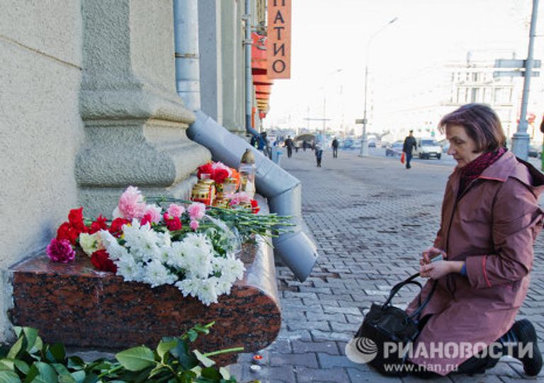 Возложение цветов у метро Октябрьская в память о погибших при взрыве Возложение цветов у метро Октябрьская в память о погибших при взрыве