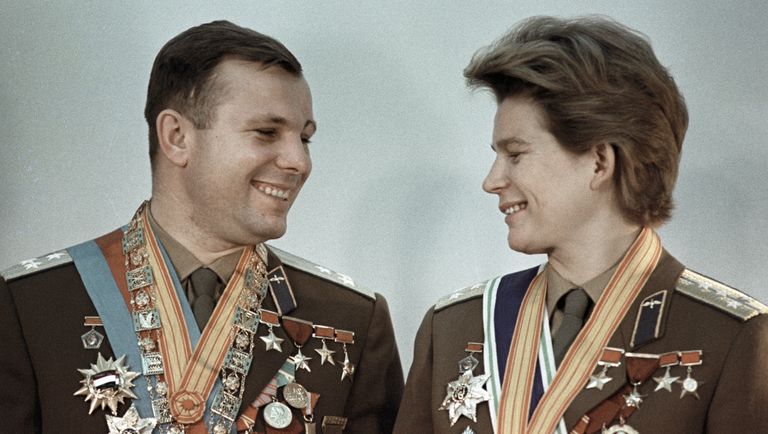 Летчики-космонавты СССР, Герои Советского Союза Юрий Гагарин и Валентина Терешкова Летчики-космонавты СССР, Герои Советского Союза Юрий Гагарин и Валентина Терешкова