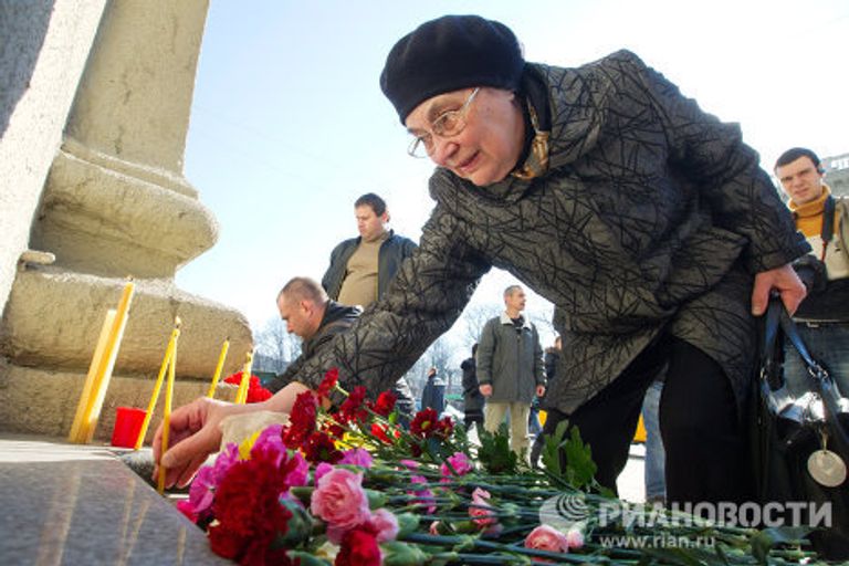 Возложение цветов у метро Октябрьская в память о погибших при взрыве Возложение цветов у метро Октябрьская в память о погибших при взрыве