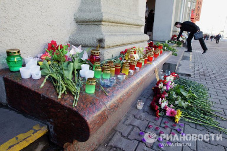 Возложение цветов у метро Октябрьская в память о погибших при взрыве Возложение цветов у метро Октябрьская в память о погибших при взрыве