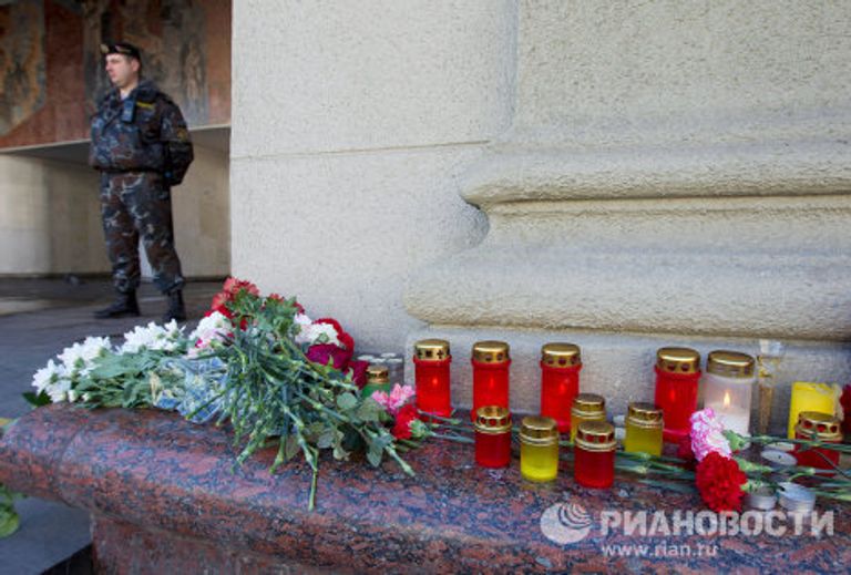 Возложение цветов у метро Октябрьская в память о погибших при взрыве Возложение цветов у метро Октябрьская в память о погибших при взрыве