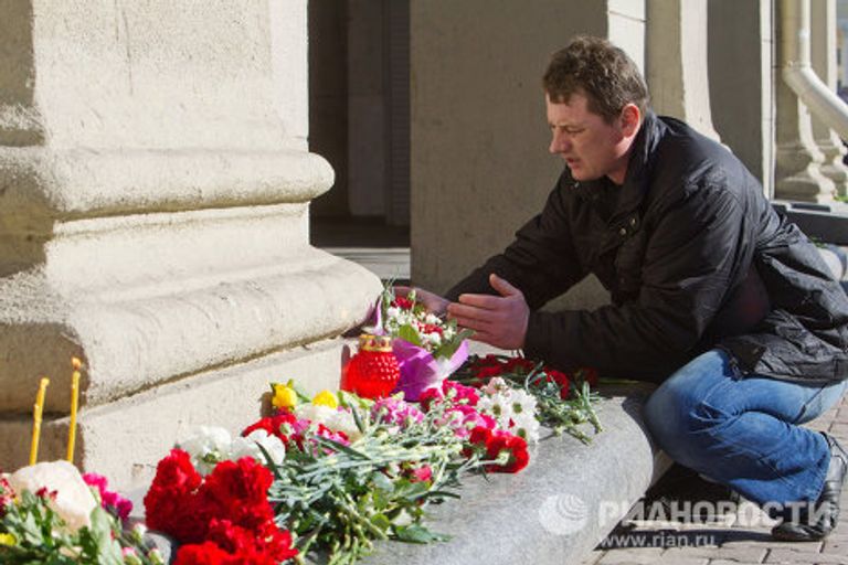 Возложение цветов у метро Октябрьская в память о погибших при взрыве Возложение цветов у метро Октябрьская в память о погибших при взрыве