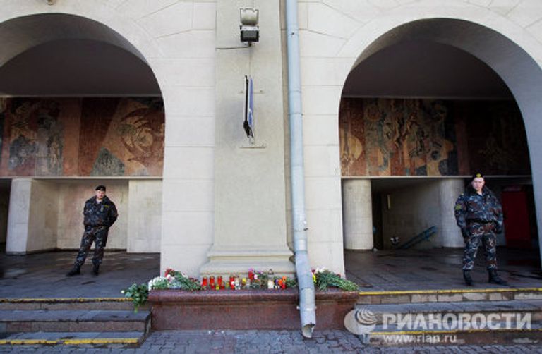 Возложение цветов у метро Октябрьская в память о погибших при взрыве Возложение цветов у метро Октябрьская в память о погибших при взрыве