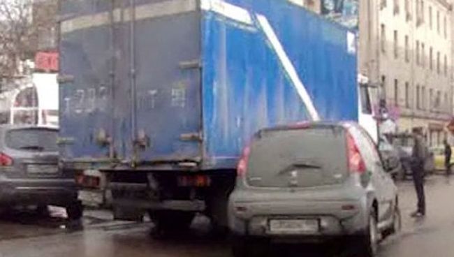 В Москве у Комсомольской площади столкнулись грузовик и Peugeot 107