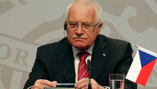 Президент Чехии ненавязчиво присвоил протокольную ручку