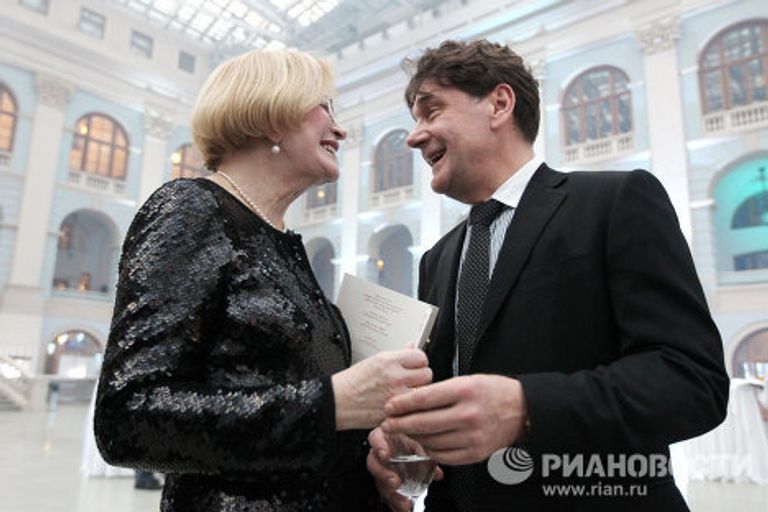 Исполнители главных ролей в Дяде Ване театра им. Вахтангова Сергей Маковецкий и Людмила Максакова Исполнители главных ролей в Дяде Ване театра им. Вахтангова Сергей Маковецкий и Людмила Максакова