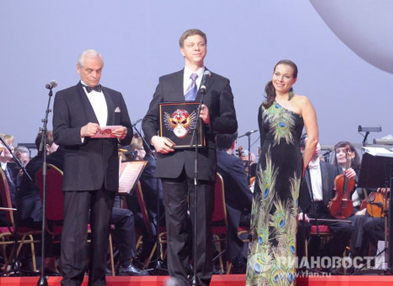 Дмитрий Аверин (в центре) - лауреат премии Золотая маска в номинации лучшая мужская роль в оперетте-мюзикле Дмитрий Аверин (в центре) - лауреат премии Золотая маска в номинации лучшая мужская роль в оперетте-мюзикле
