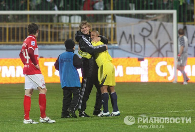 Роберто Карлос (справа)