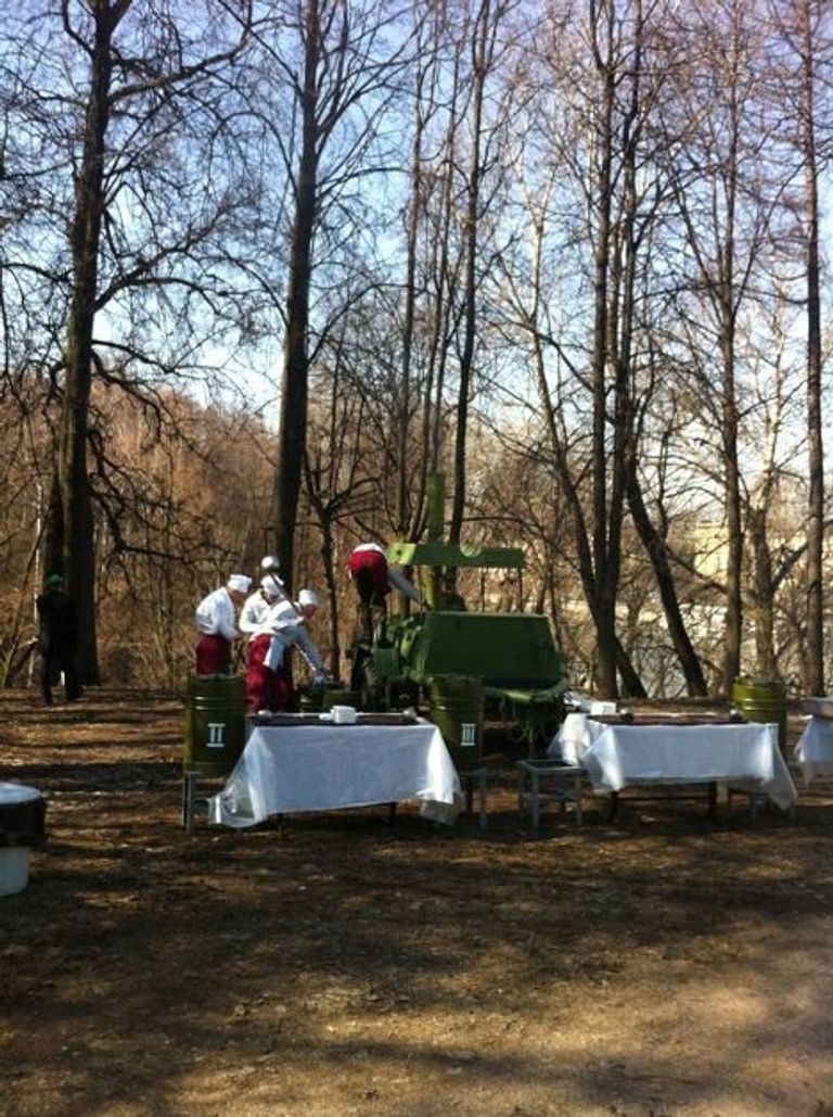 Полевая кухня на медиасубботнике в Нескучном саду в Москве Полевая кухня на медиасубботнике в Нескучном саду в Москве
