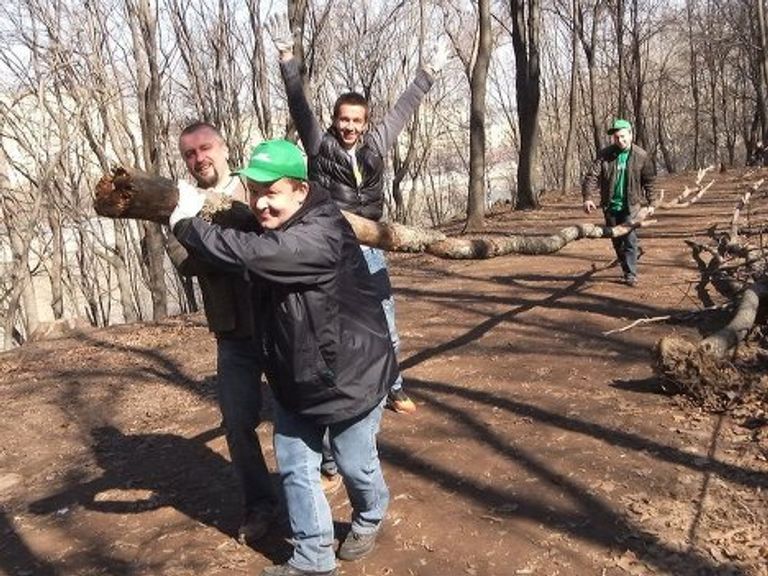 Участники медиасубботника в Нескучном саду в Москве Участники медиасубботника в Нескучном саду в Москве