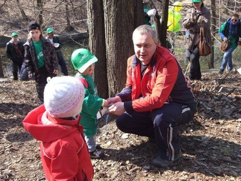 Участники медиасубботника в Нескучном саду в Москве Участники медиасубботника в Нескучном саду в Москве