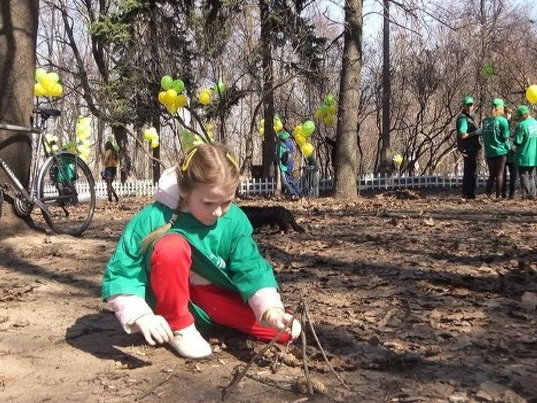 Участники медиасубботника в Нескучном саду в Москве Участники медиасубботника в Нескучном саду в Москве