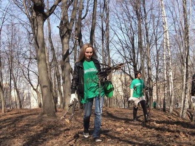 Участники медиасубботника в Нескучном саду в Москве Участники медиасубботника в Нескучном саду в Москве