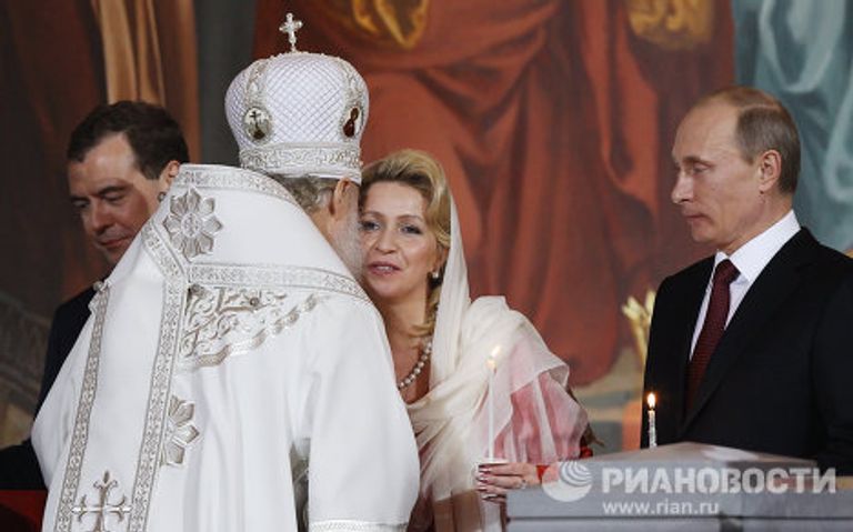 В.Путин и Д.Медведев на праздничном пасхальном богослужении в Храме Христа Спасителя В.Путин и Д.Медведев на праздничном пасхальном богослужении в Храме Христа Спасителя