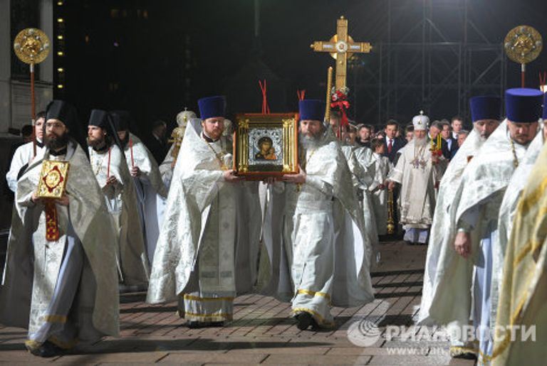 Крестный ход перед праздничным пасхальным богослужением Крестный ход перед праздничным пасхальным богослужением