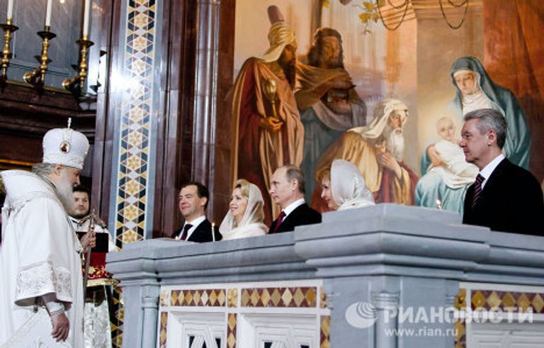 Дмитрий Медведев и Владимир Путин в храме Христа Спасителя в Москве Дмитрий Медведев и Владимир Путин в храме Христа Спасителя в Москве