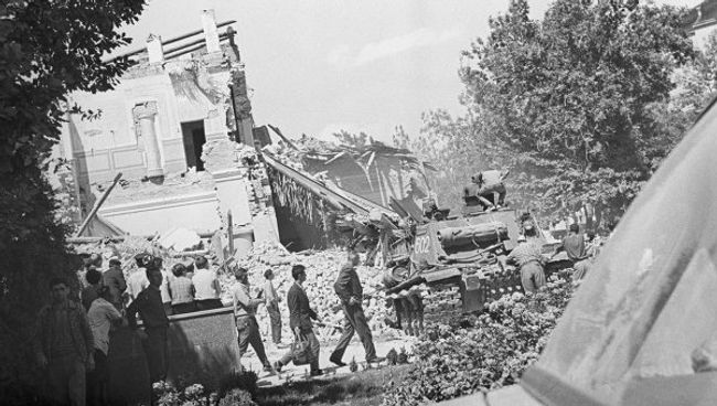 Землетрясение 1966 года в Ташкенте. На расчистке улиц от завалов работает танк. Архив Землетрясение 1966 года в Ташкенте. На расчистке улиц от завалов работает танк. Архив