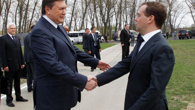 Президент Украины Виктор Янукович приветствует президента России Дмитрия Медведева