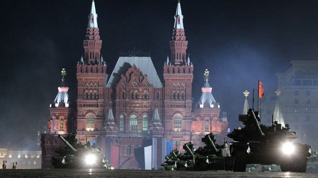 Российские танки на Красной площади