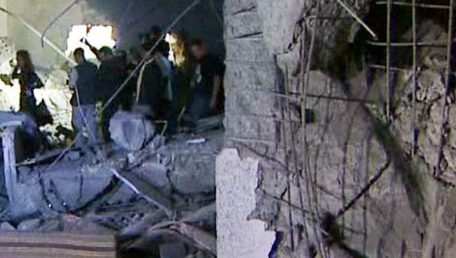 Журналистам показали, где бомба убила младшего сына Каддафи
