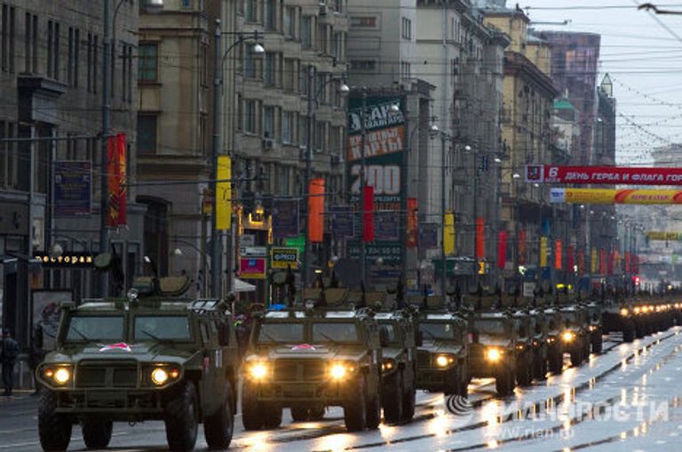 Проход военной техники на репетицию парада Победы на Красной Площади Проход военной техники на репетицию парада Победы на Красной Площади