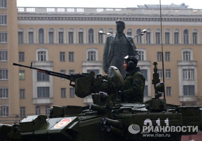 Проход военной техники на репетицию парада Победы на Красной Площади Проход военной техники на репетицию парада Победы на Красной Площади